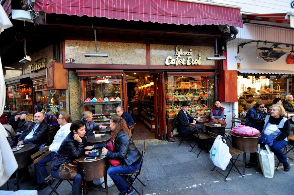 ercekerci Cafer Erol - مكان لتناول الطعام في متجر الحلوى Kadikoy