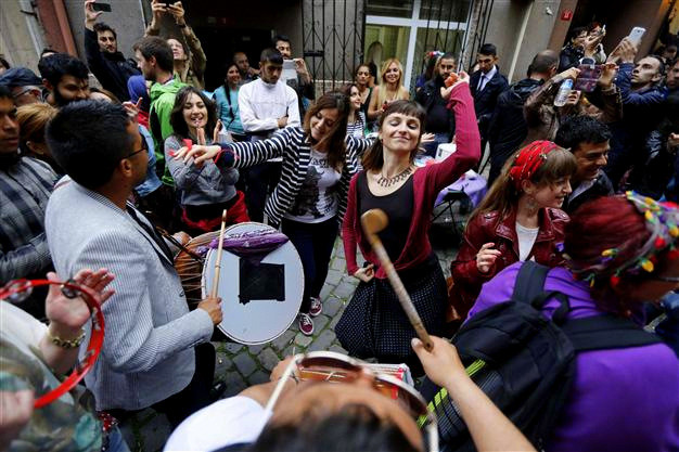 Ahirkapi Hidirellez مهرجان متعة حقيقية! عزف الموسيقيون الغجريون في الشوارع ومئات من الناس يرقصون.